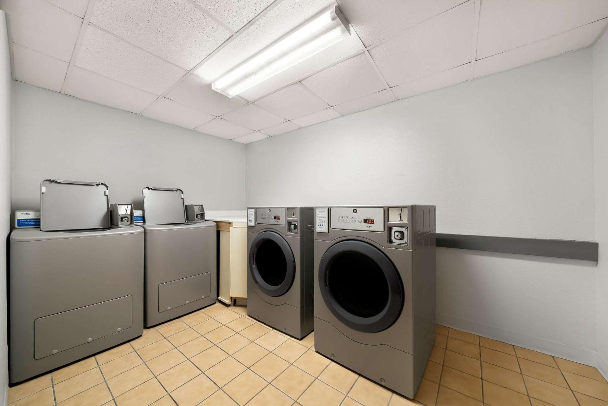 Suburban Studios, Kearney Luaran gambar