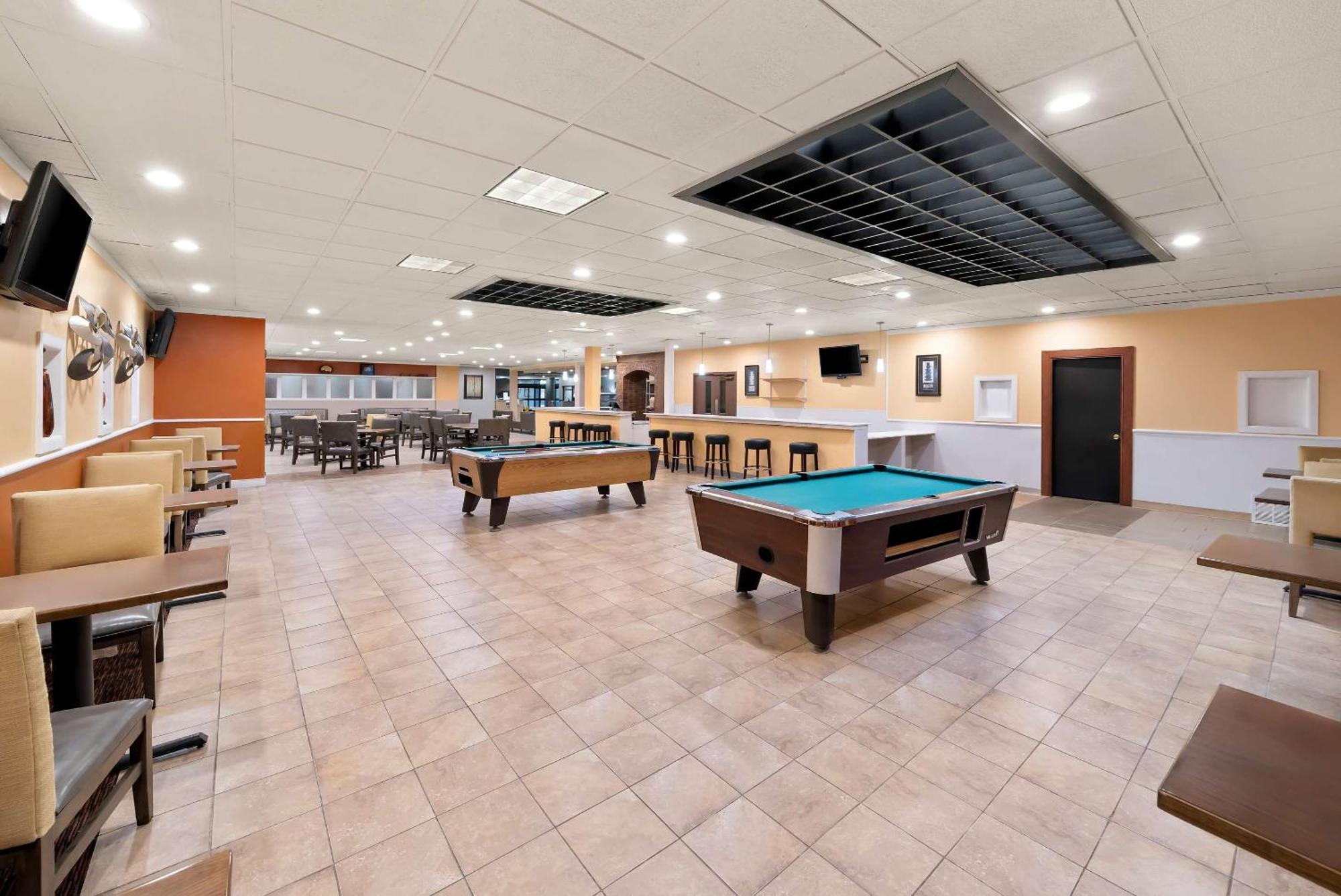 Suburban Studios, Kearney Luaran gambar