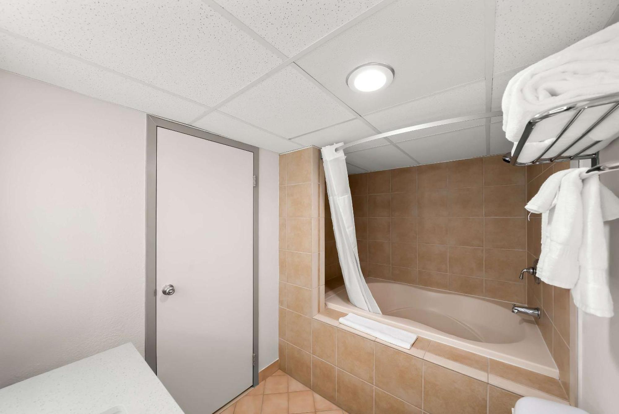 Suburban Studios, Kearney Luaran gambar